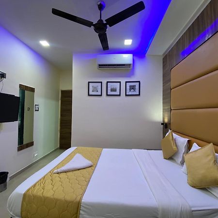 Hotel Blue Wellington - Near Mumbai Airport Bilik gambar