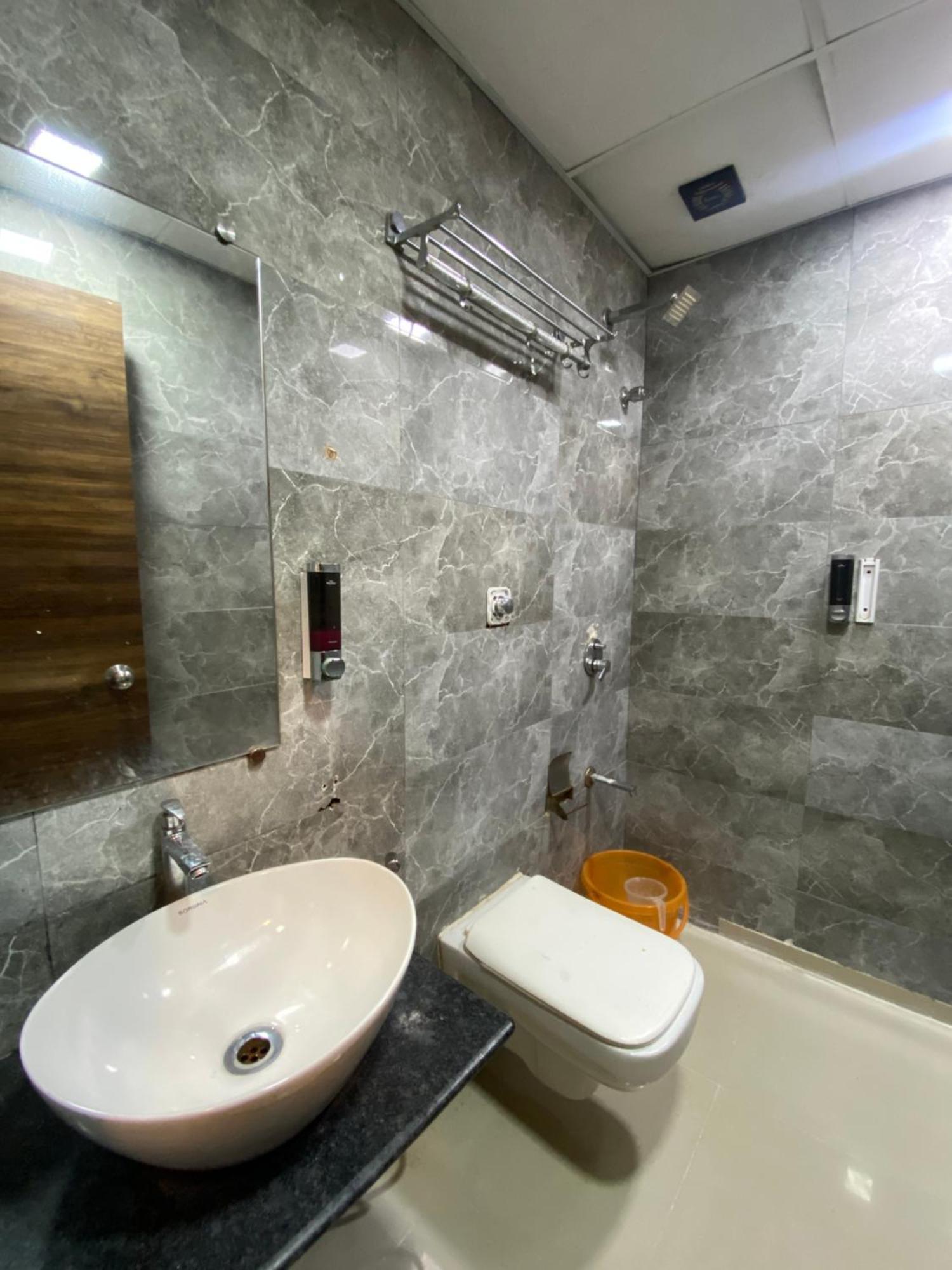Hotel Blue Wellington - Near Mumbai Airport Luaran gambar