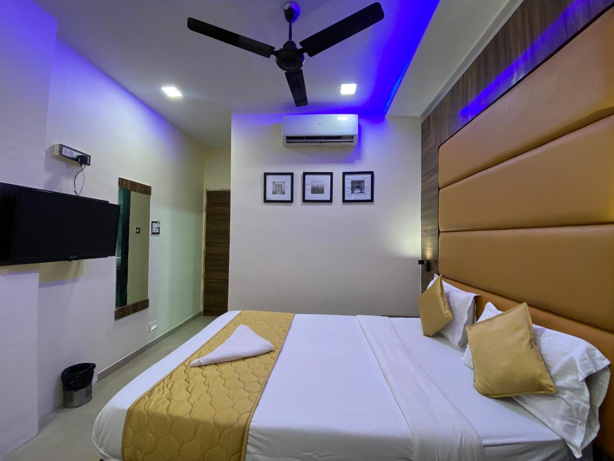 Hotel Blue Wellington - Near Mumbai Airport Bilik gambar